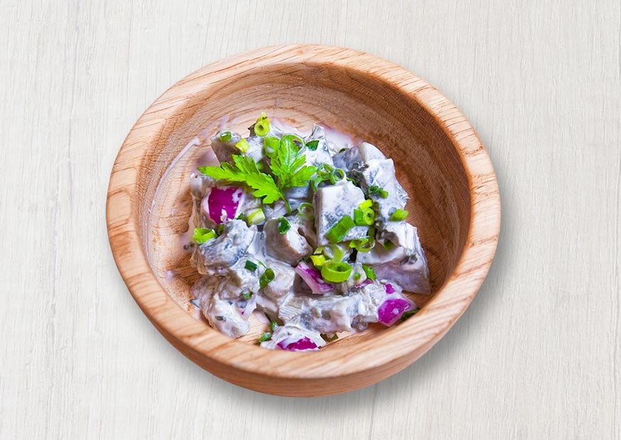 Black milk mushrooms with sour cream and herbs