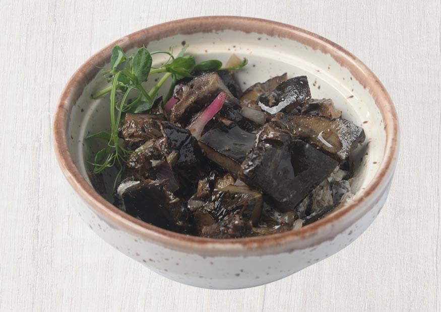 Black milk mushrooms with sour cream and herbs