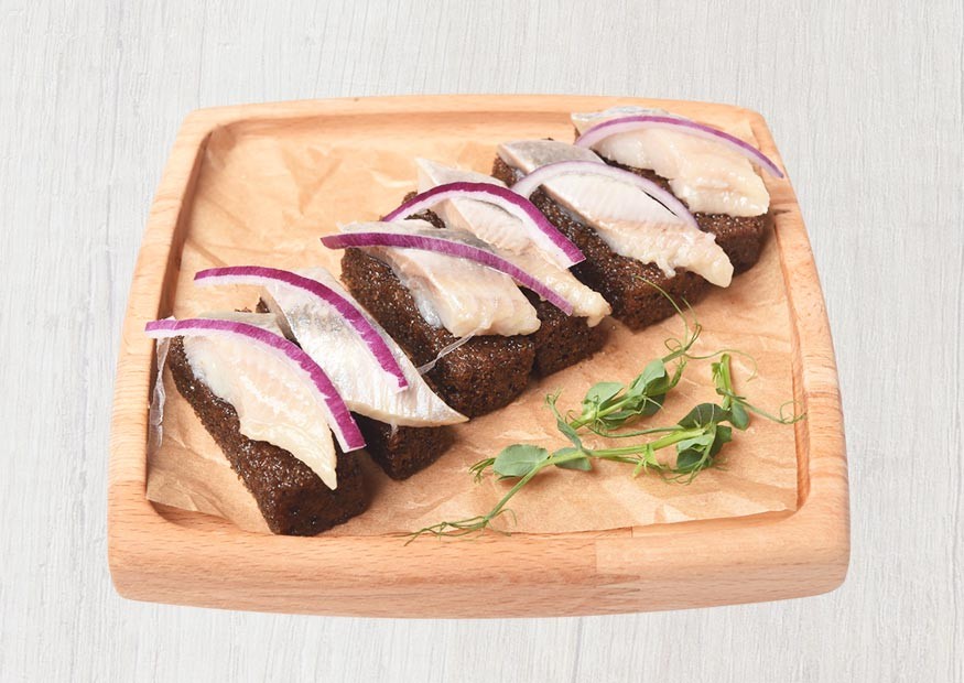 Herring in spicy brine on toast