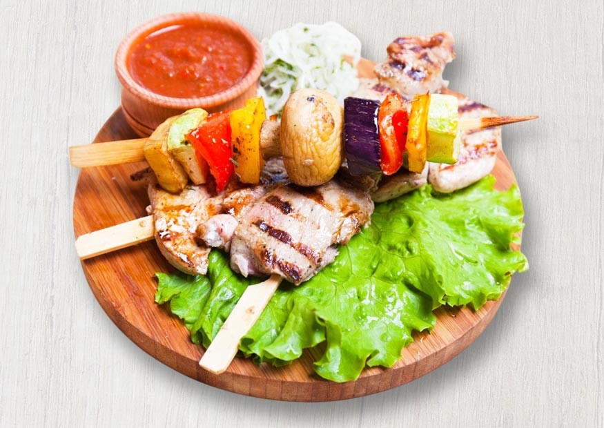Chicken kebabs with vegetables
