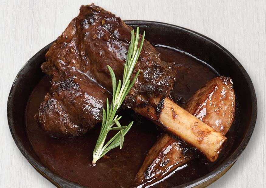Lamb leg baked in sauce with the addition of red wine