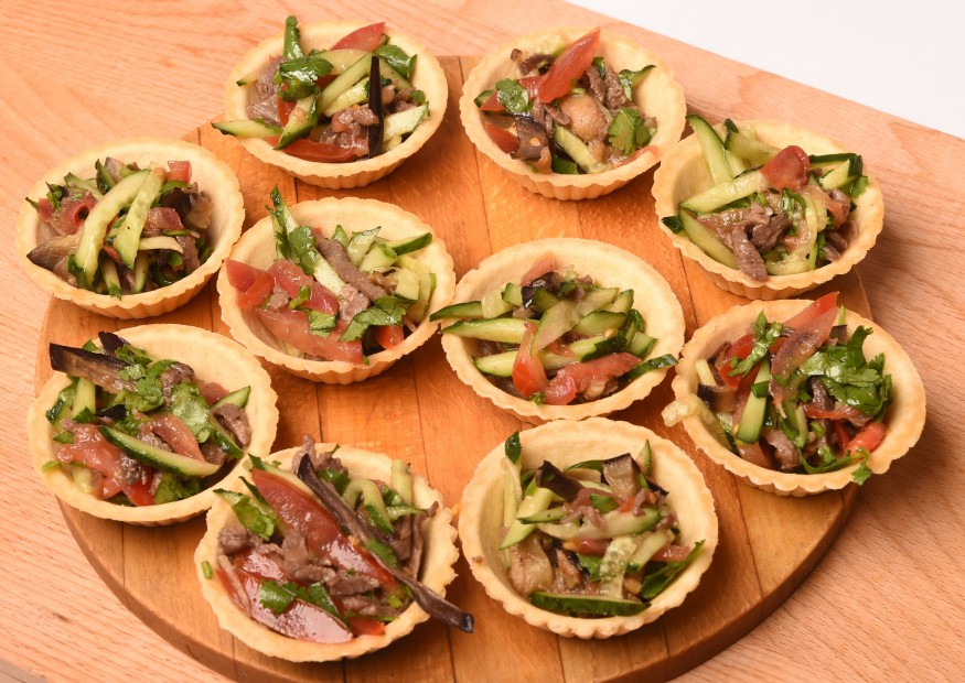 Roasted beef salad tartlets