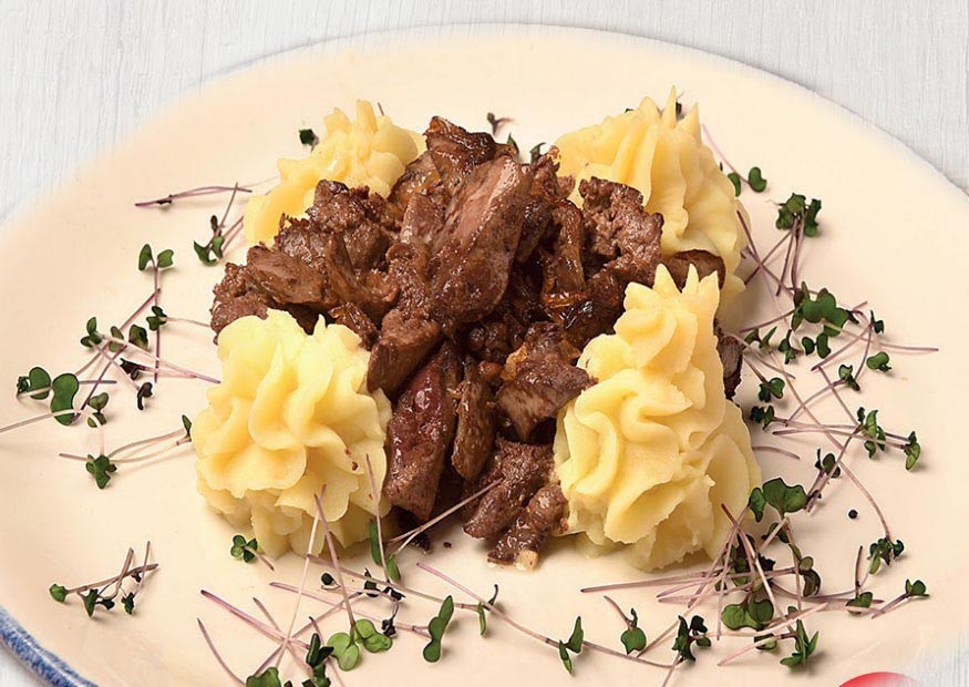 Печень куриная с картофельным пюре и хрустящим луком